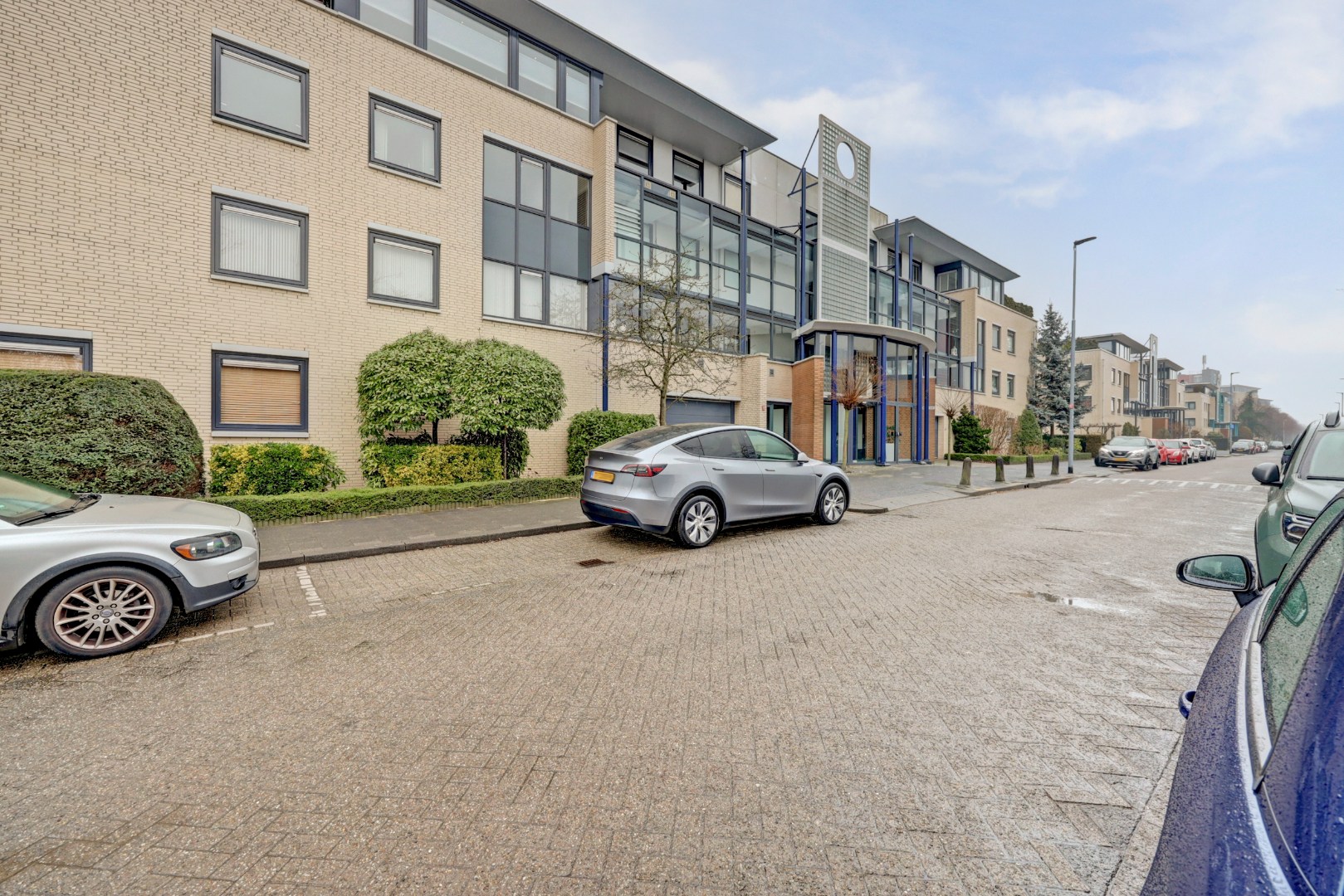 Licht en royaal 3-kamerappartement op de 2e etage met riant balkon en een garagebox in de onderbouw. 