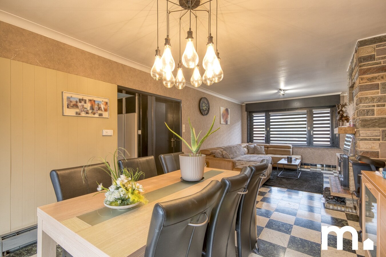 Ruime, centraal gelegen gezinswoning met garage te koop in Wevelgem ! 