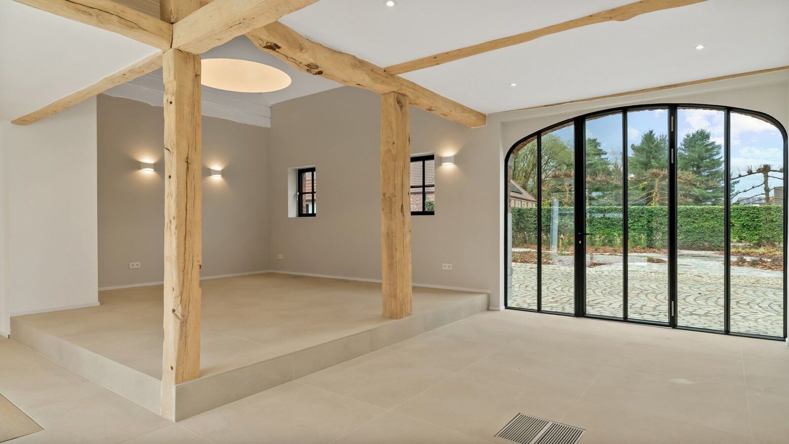 Luxueus landhuis met binnen- en buitenpiste en paardenstallen op een domein van ca. 3 ha te As 