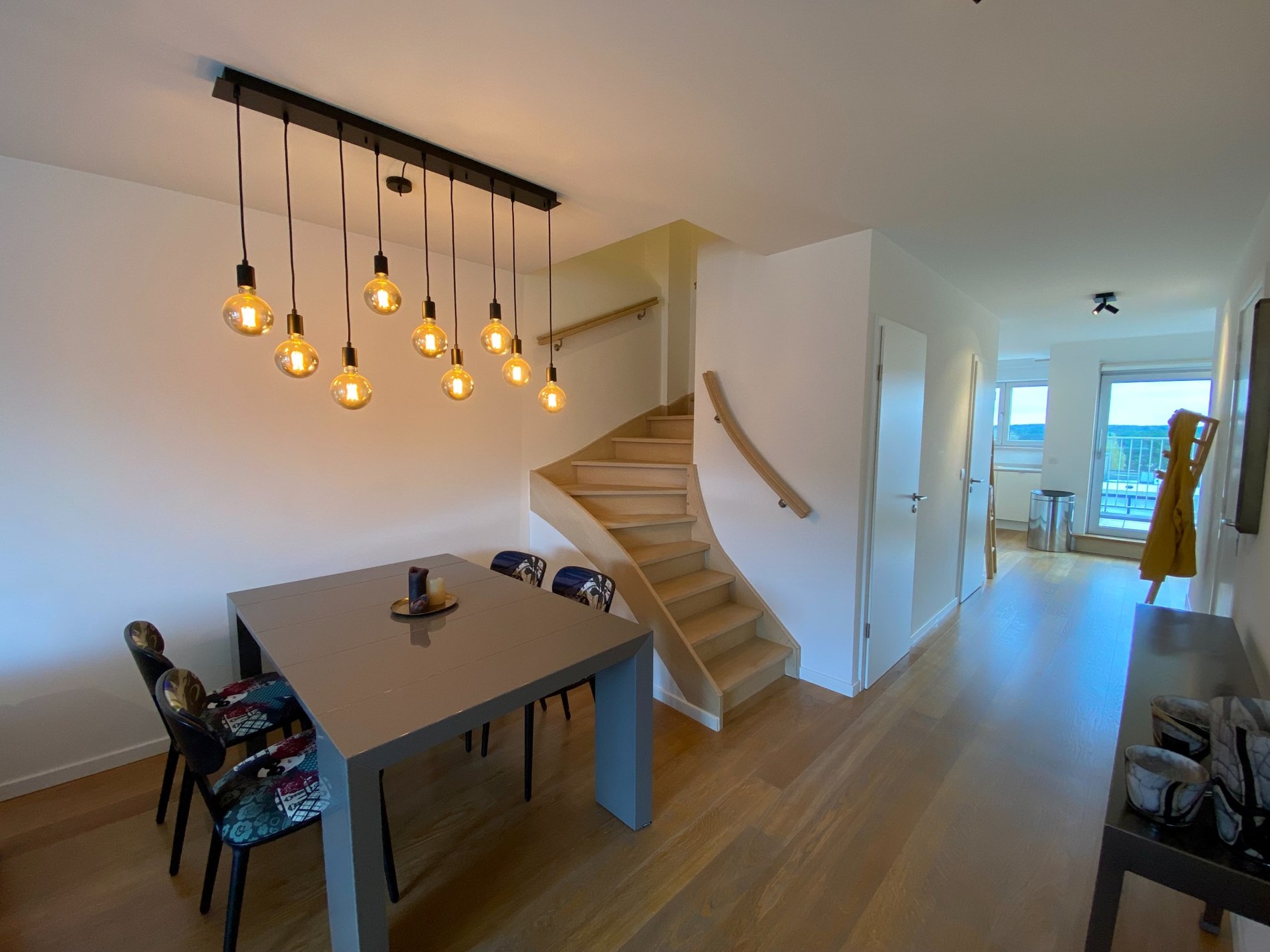 Appartement en duplex avec 3 chambres à coucher complètes et deux grandes terrasses ensoleillées offrant une vue dégagée, situé du côté ensoleillé de l'avenue Lippens. 