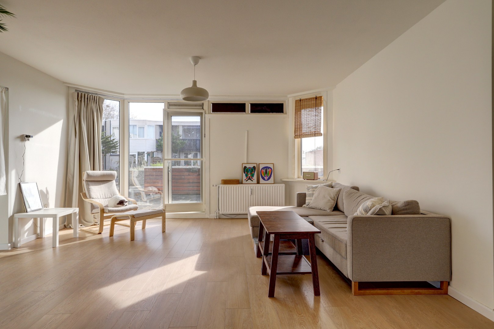 Ruime 4- (voorheen 5) kamer woning op 1e etage met riant terras van 45 m² en een berging en overdekte parkeerplaats op begane grond. 