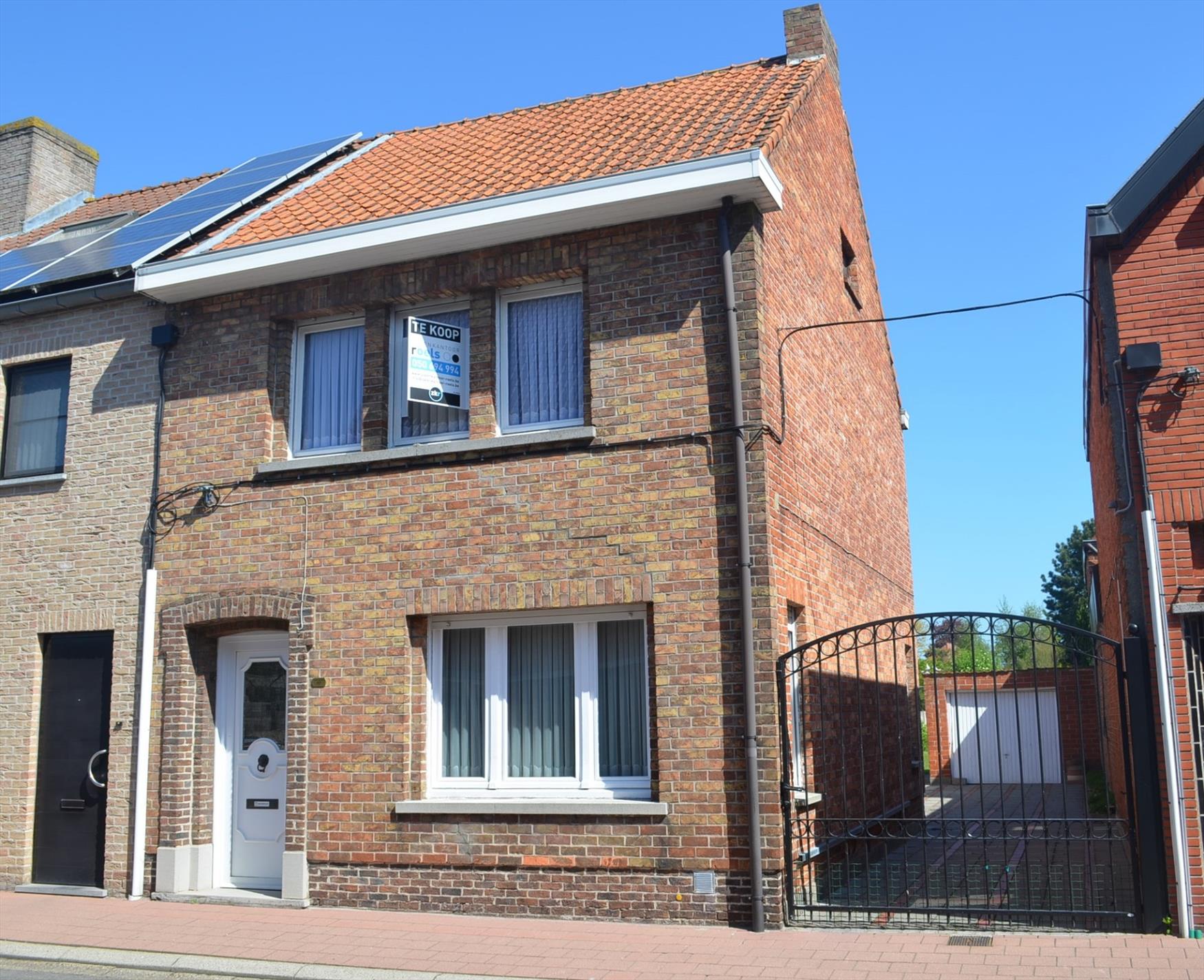 Te renoveren HoB met 3 slpks, garage en tuin gelegen te centrum Maldegem 