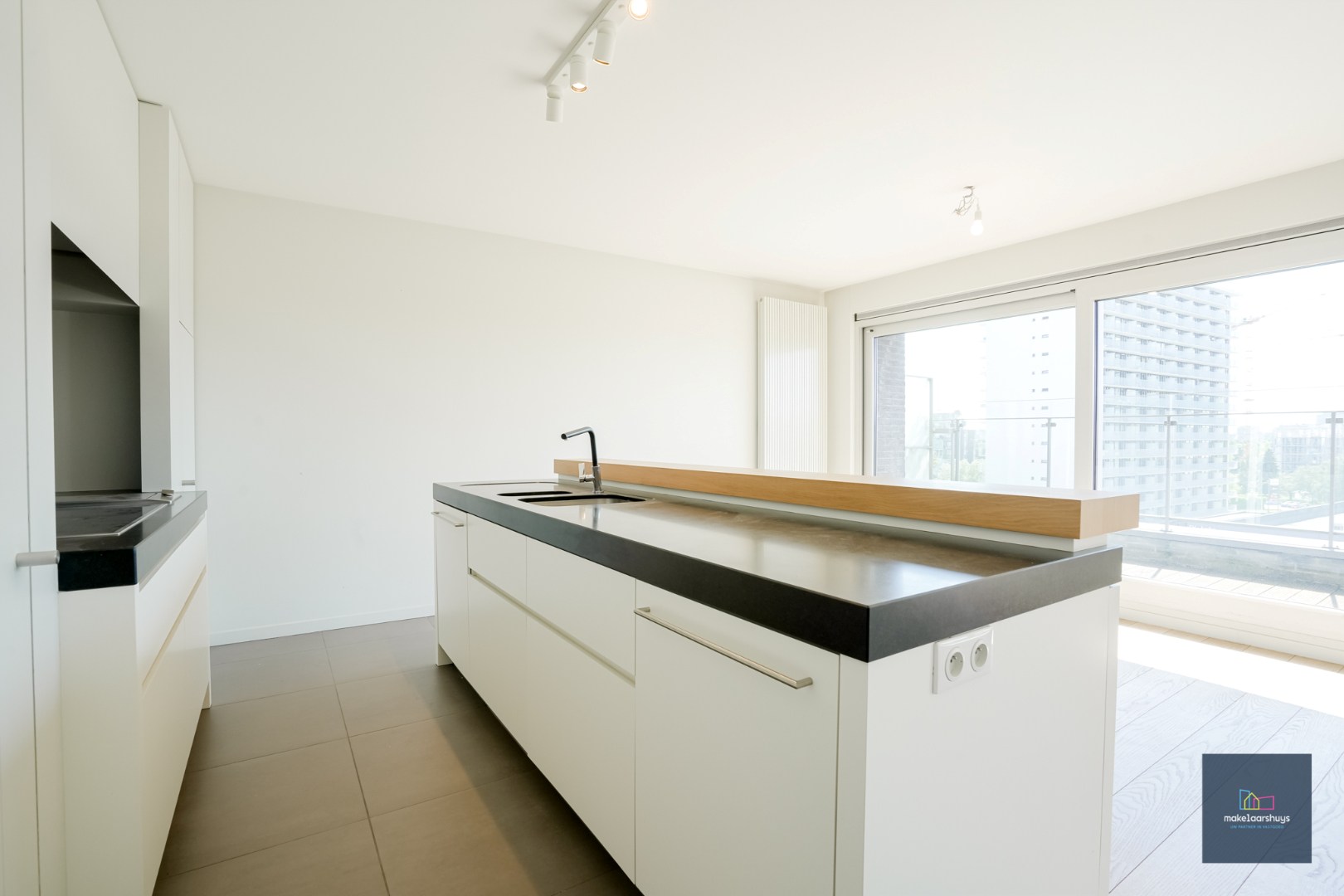 Ruim dakapp. met 2-slp. terras, kelder en garage 