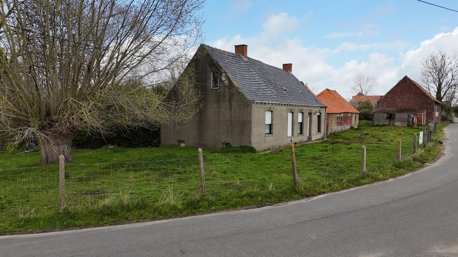 Rustig gelegen alleenstaande woning met loods en schuur te Kortemark 