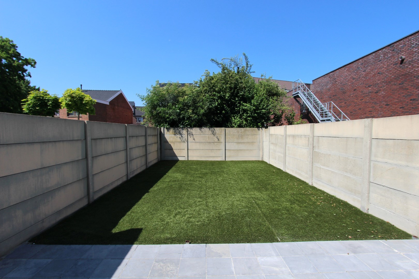 MOOI VERNIEUWDE WONING MET TUIN 