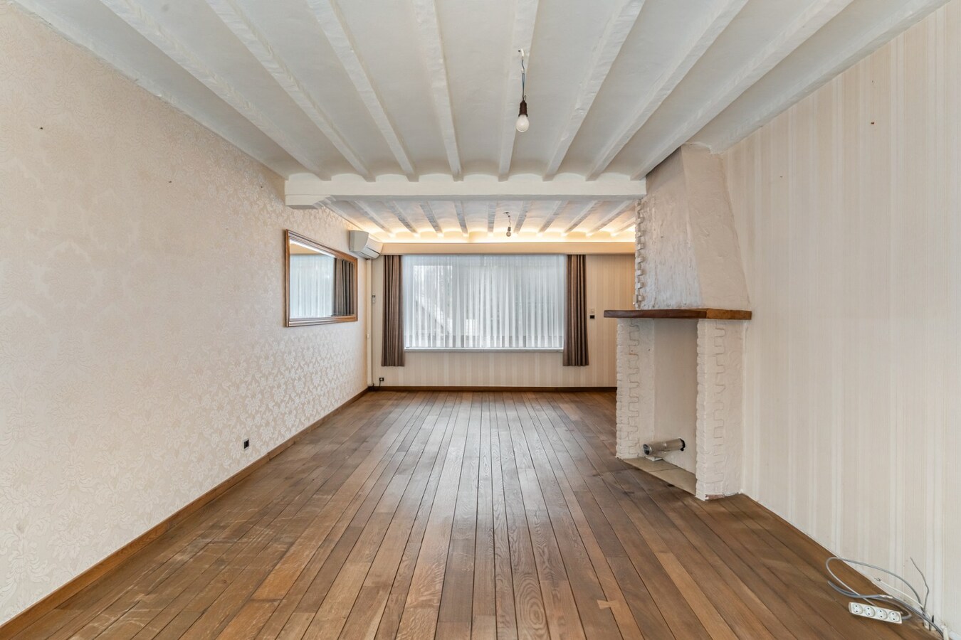 Halfvrijstaande woning op een perceel van 7a31ca, met aparte bureelruimte en inpandige garage! 