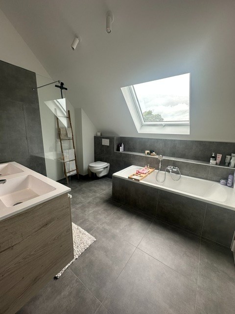 Recent en energiezuinig appartement met 2 slpk. en groot terras in Geel-centrum 