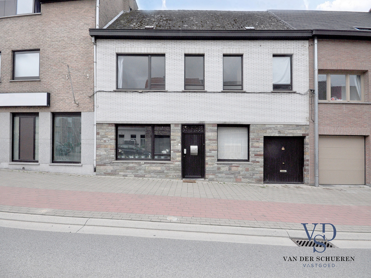 Op te frissen gezinswoning in hartje Gavere ! 