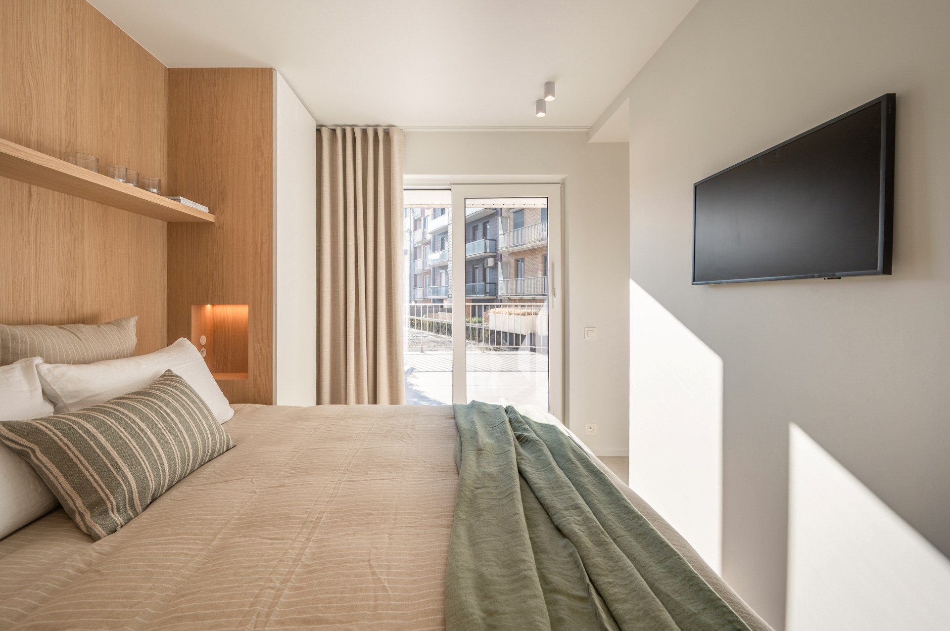 Exclusief gerenoveerd appartement met 3 slaapkamers te koop vlak bij het Albertstrand en het Lichtorenplein. 