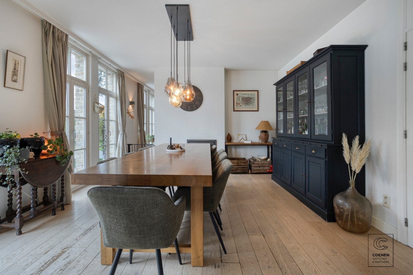 Prachtige woning met een bew. opp. van 302 m², 6 slpk, 3 bk en prachtige tuin met zwembad 