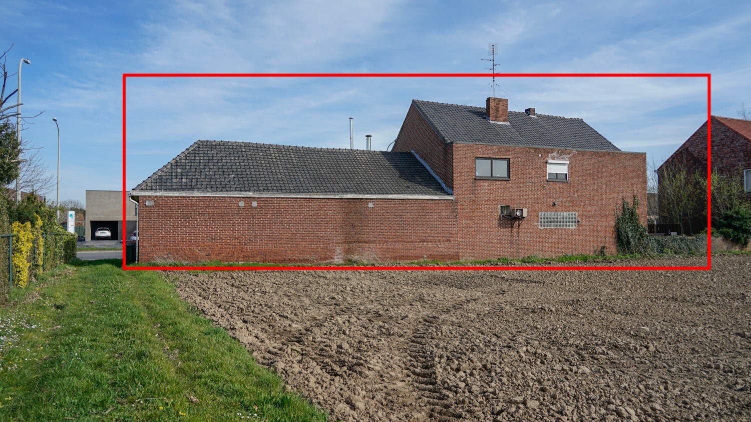 Ruime woning met 4 slaapkamers en hobbyruimte/winkel. 