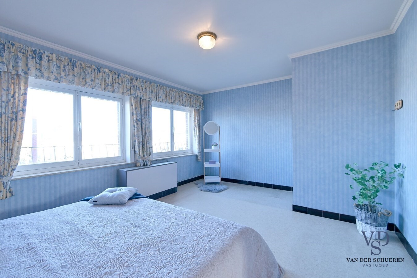 Degelijke, ruime woning (op te frissen). 