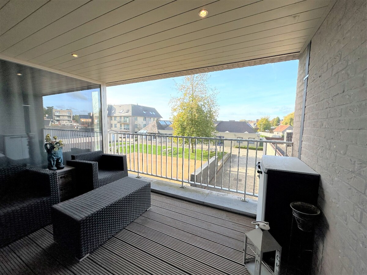 Ruim appartement met twee slaapkamers op de Markt van Houthulst 