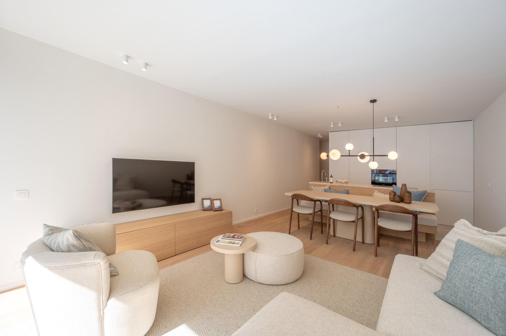 Appartement rénové de haut standing situé du côté ouest avec vue latérale sur la mer. 