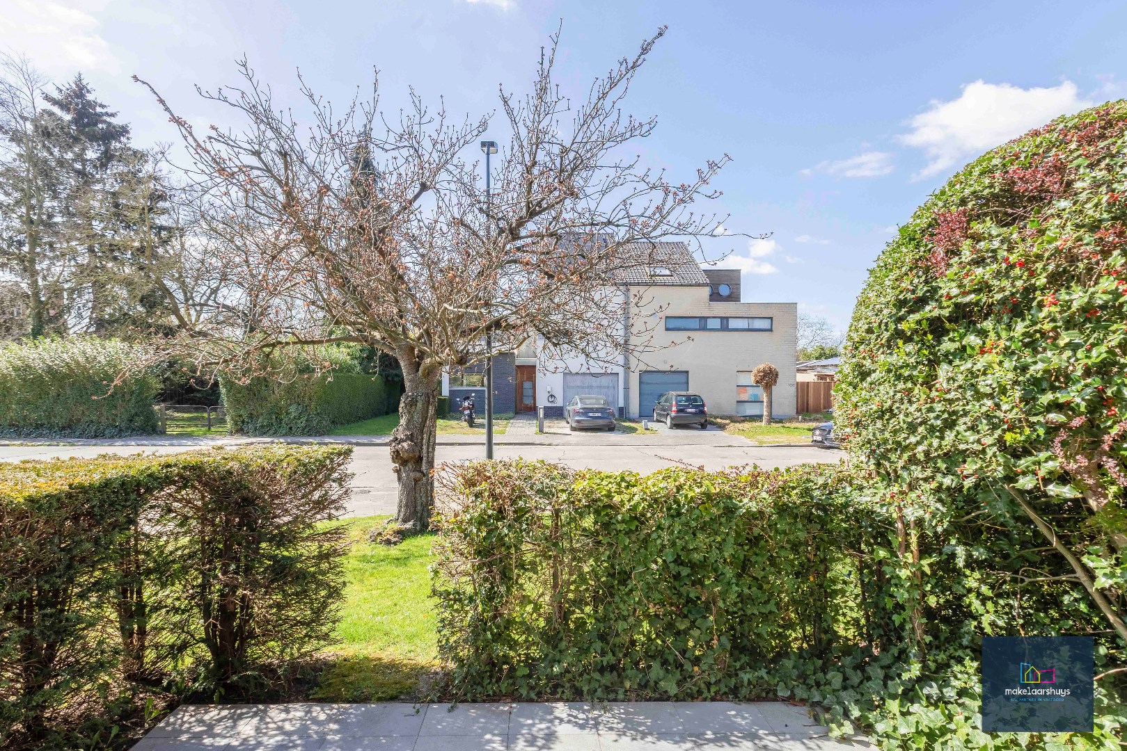 Building met 2 app. met 3 slps en 2 garages 