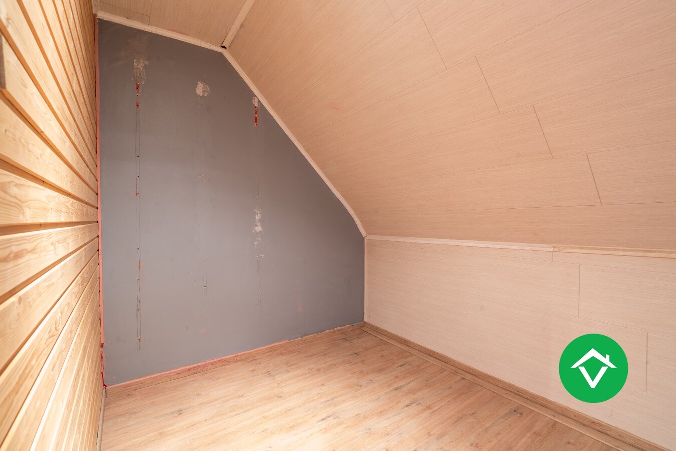Ruime alleenstaande woning met 3 slaapkamers, tuin en garage te Roeselare 