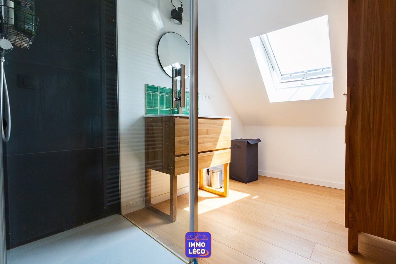 Maison aux volumes impressionnants, érigée sur 1457m², 4 garages, TOP SECTEUR ! COUP DE COEUR ! 