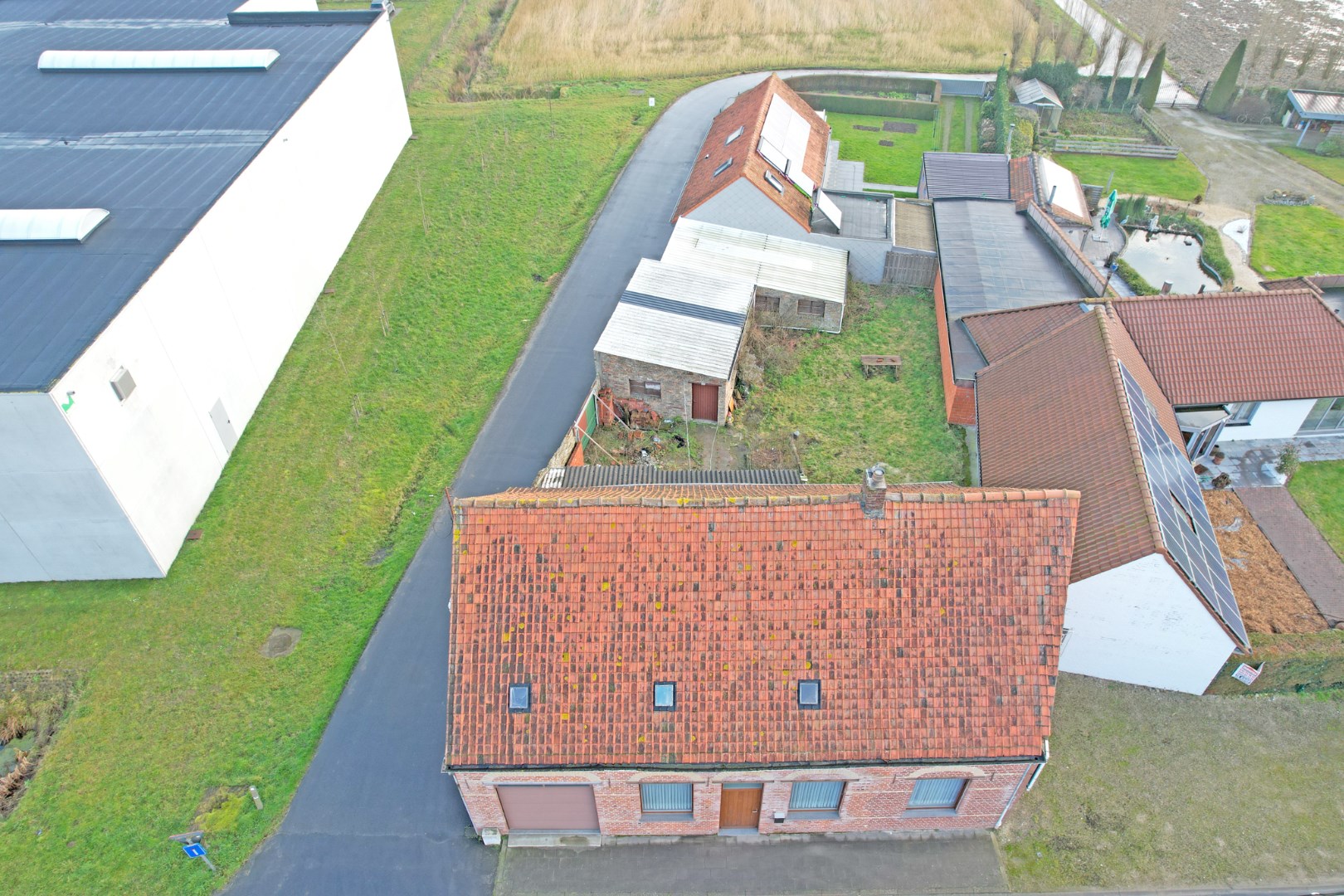 Gezellige woning te koop in Hoogstade met zongerichte tuin en zijtoegang. 