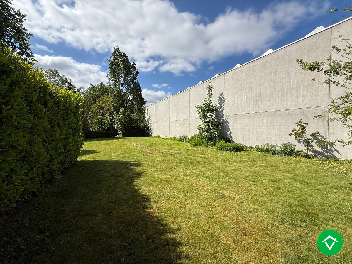 Ruime woning met 5 slaapkamers, garage en diepe tuin te Houthulst 