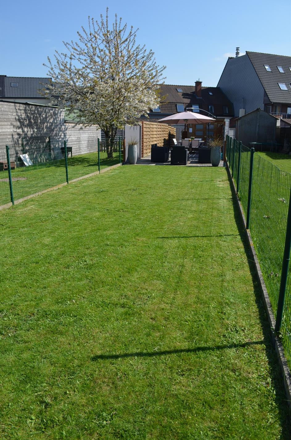 Knap gerenoveerde gezinswoning met  2 slpks (mogelijkheid 3), carport en tuin goed gelegen te Aalter 