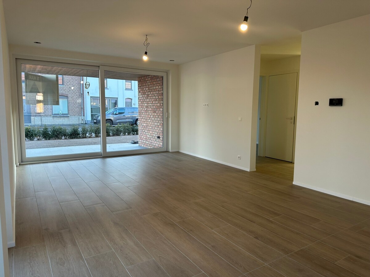 OPTIE!  NIEUW  gelijkvloers appartement met 3 slaapkamers en tuin. 