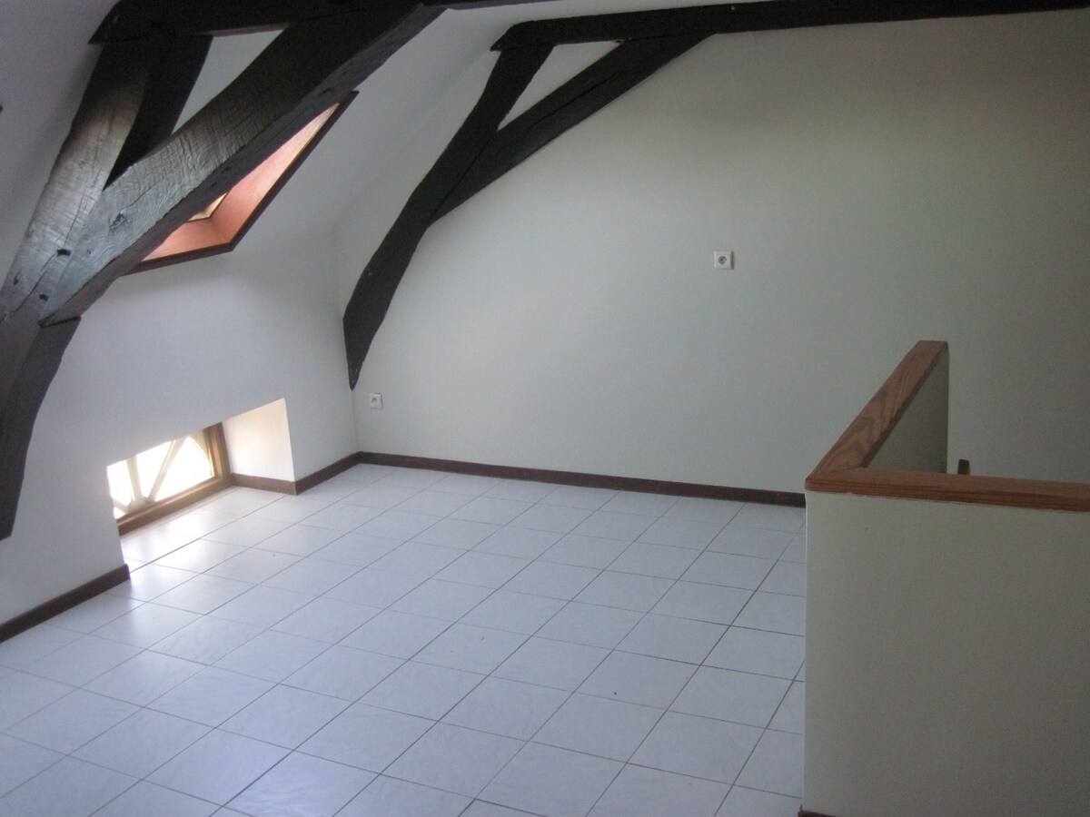 Bijzonder ruim gelijkvloers woonappartement. 