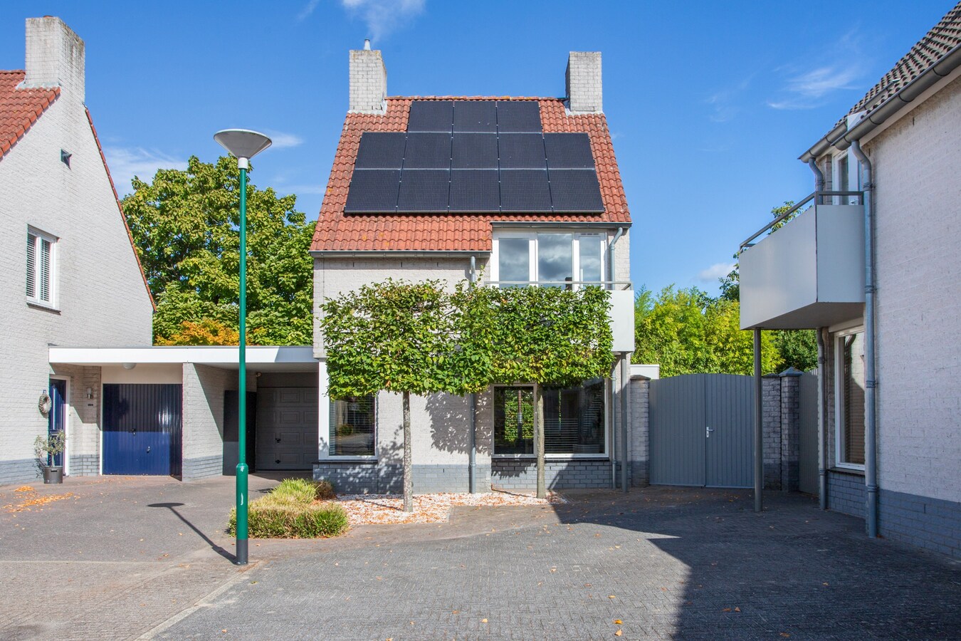Vrijstaande woning met carport en garage gelegen op een perceel van 437 m2. 