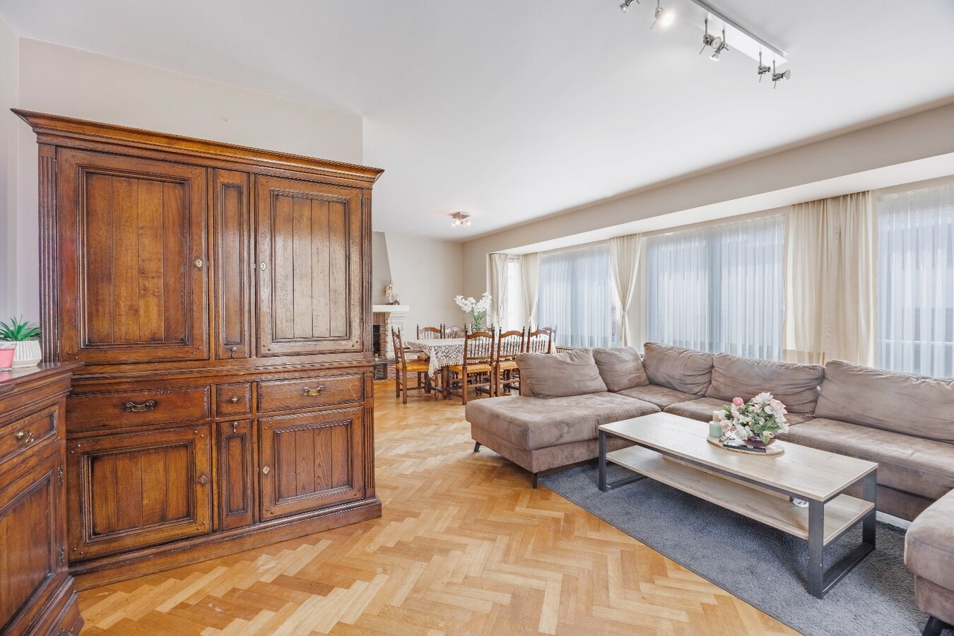Instapklare, lichtrijke bel-etage woning met ruime garage en terras op centrale ligging 