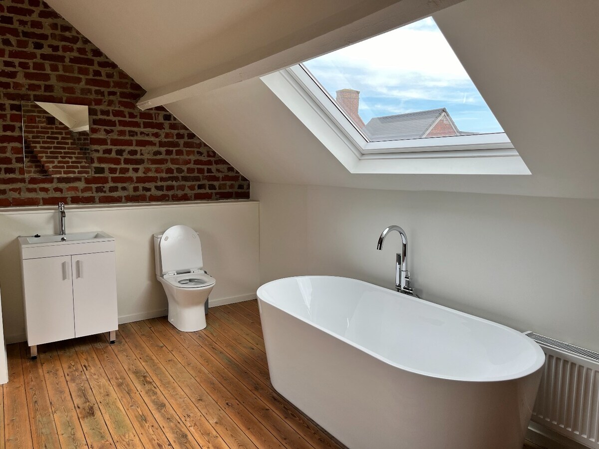 Lichtrijke woning met garage in het hartje van Ieper 