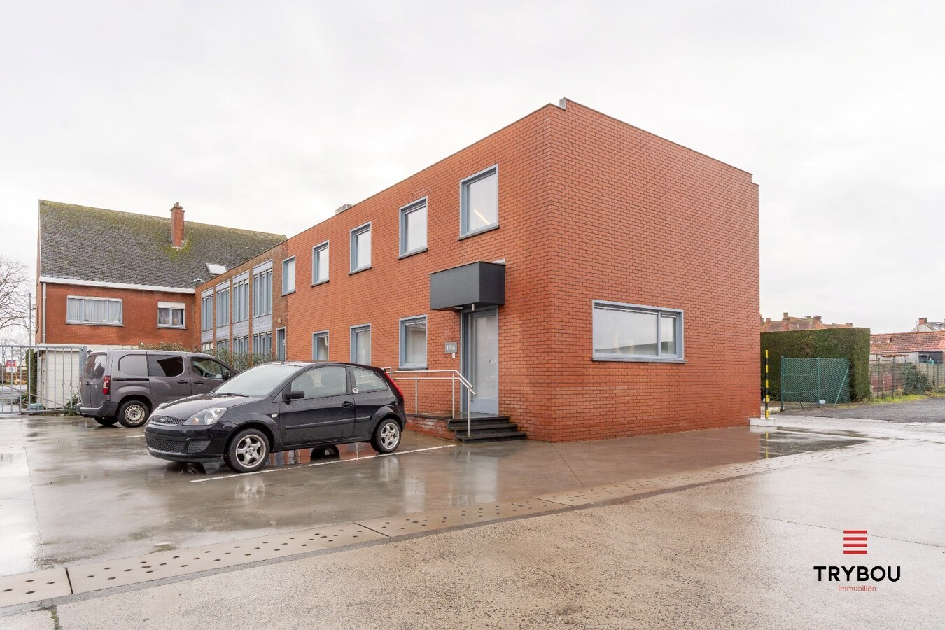 Groot kantoorgebouw op toplocatie te Ieper 