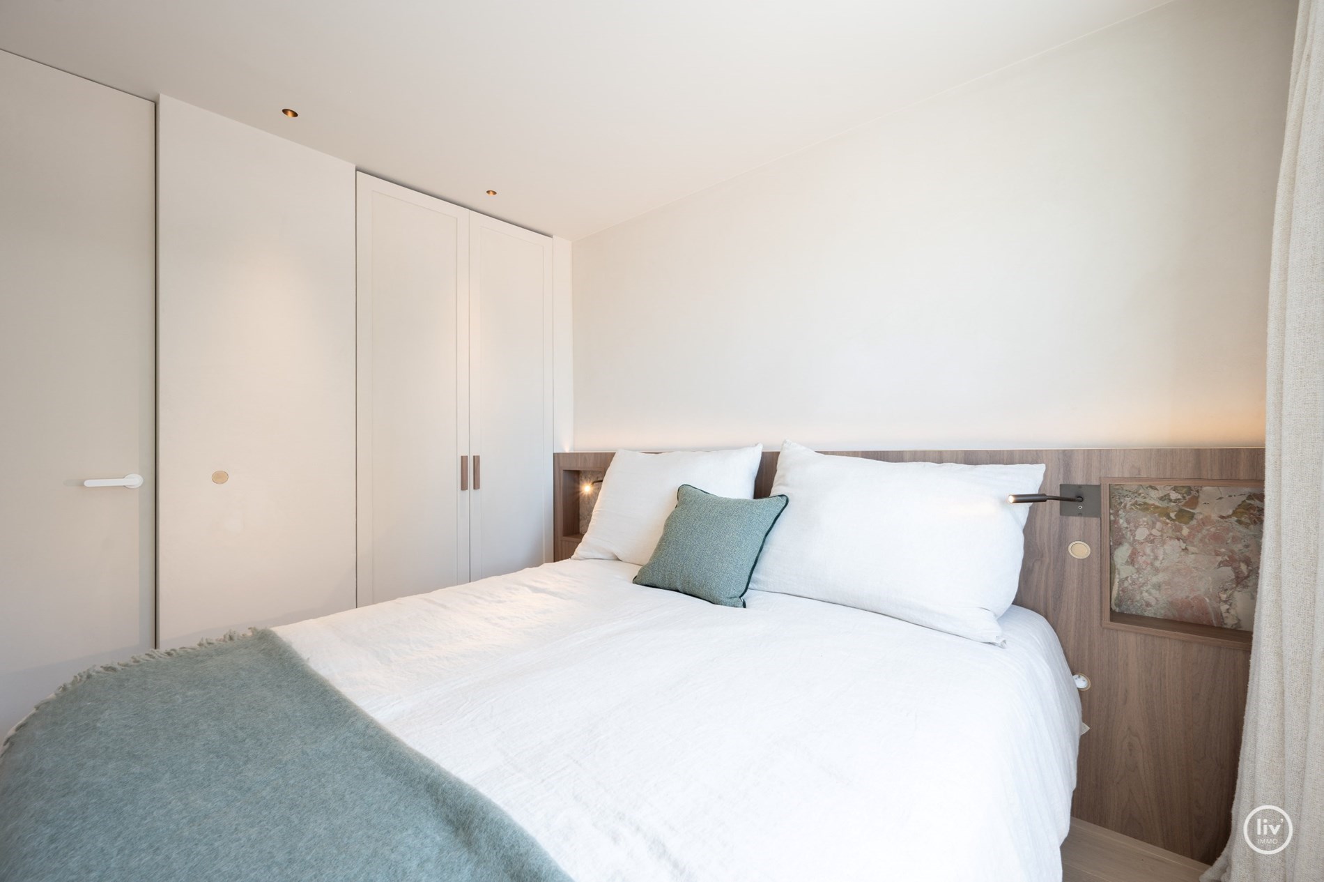 Magnifique appartement d'angle avec vue frontale sur la mer et terrasse orientée ouest situé sur la place de la Tour de Lumière à Knokke. 