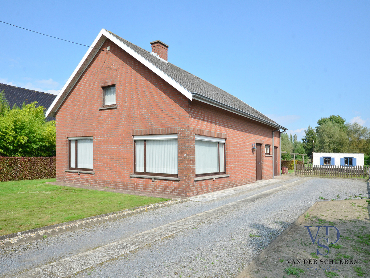 Op te frissen bungalow in doodlopende straat. 