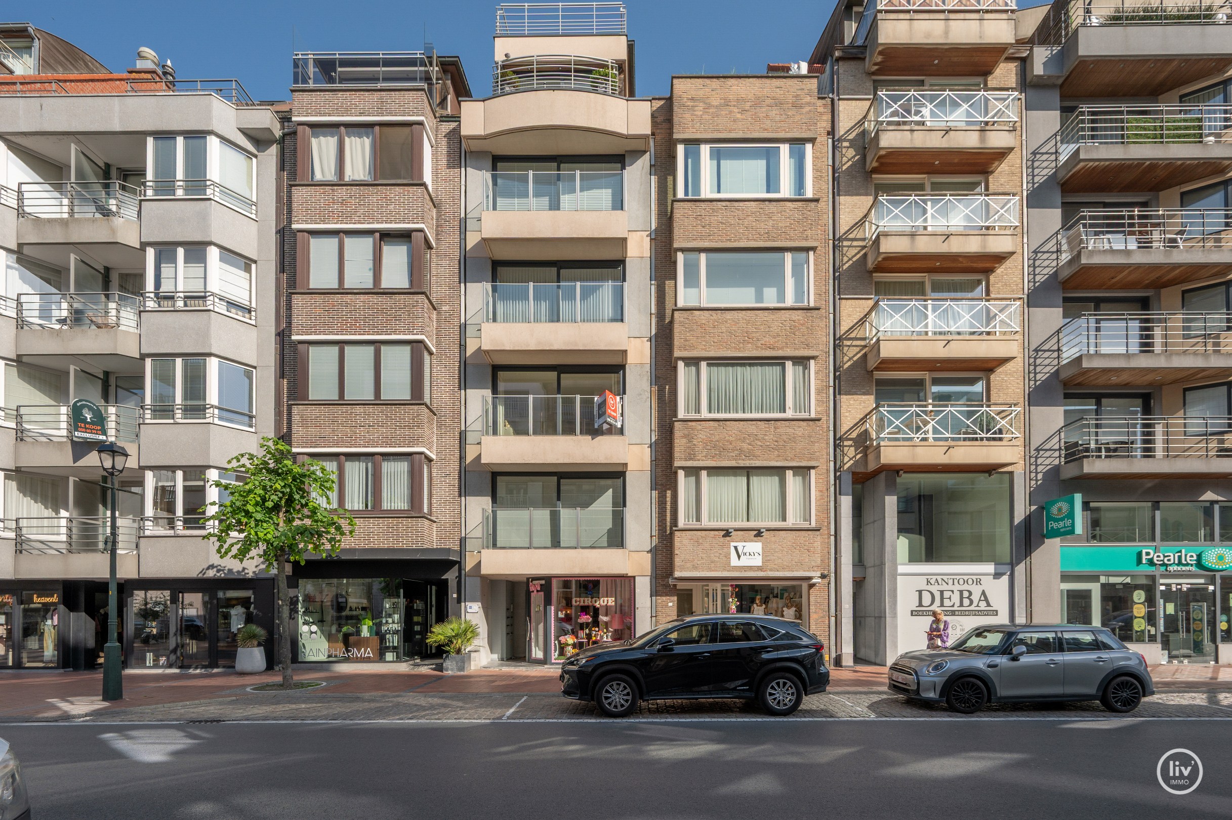 Luxueus gerenoveerd tweeslaapkamerappartement op toplocatie te Dumortierlaan. 