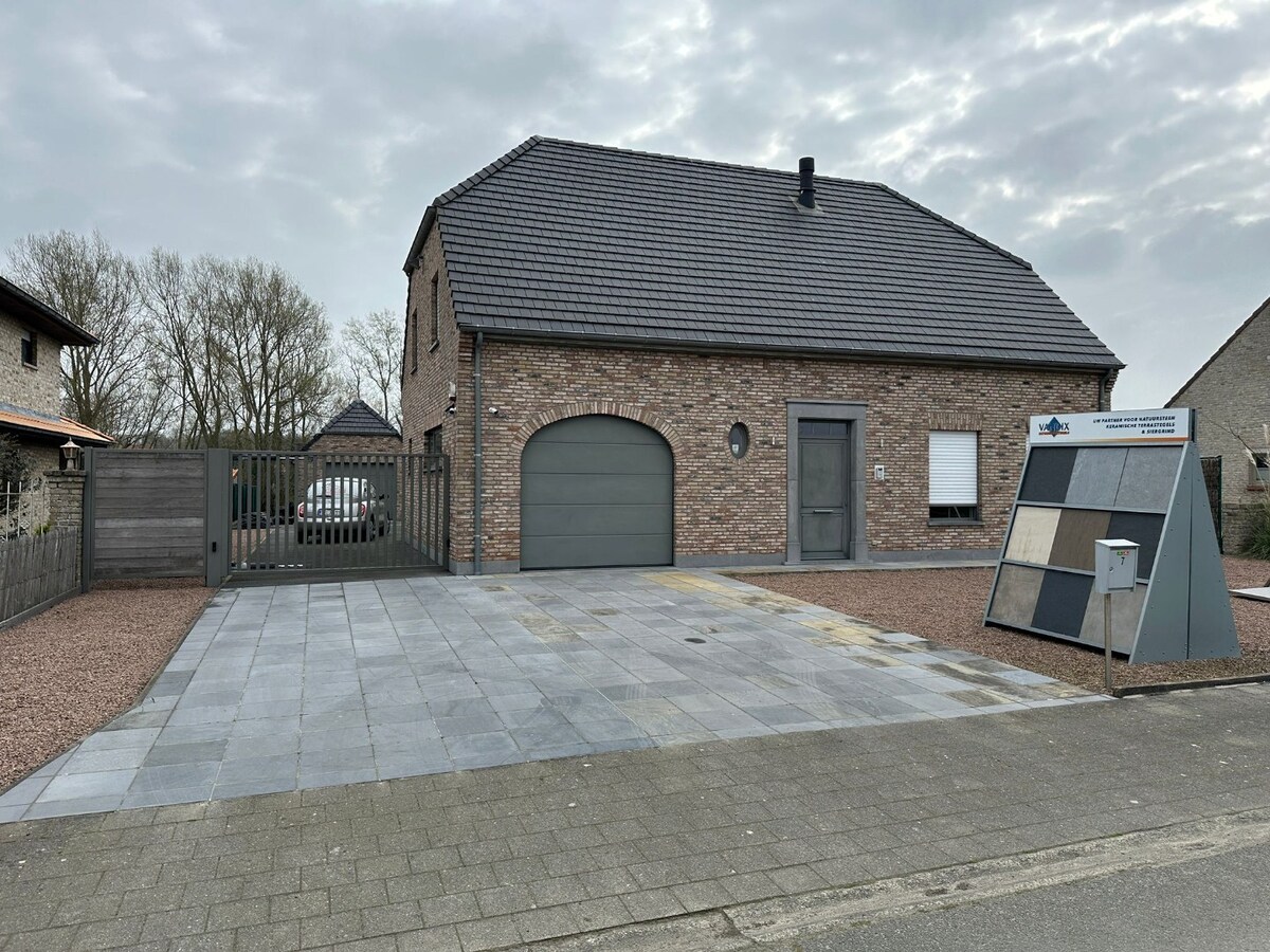 Alleenstaande woning met 3 slaapkamers, 3 garages en veel parkeermogelijkheid! 