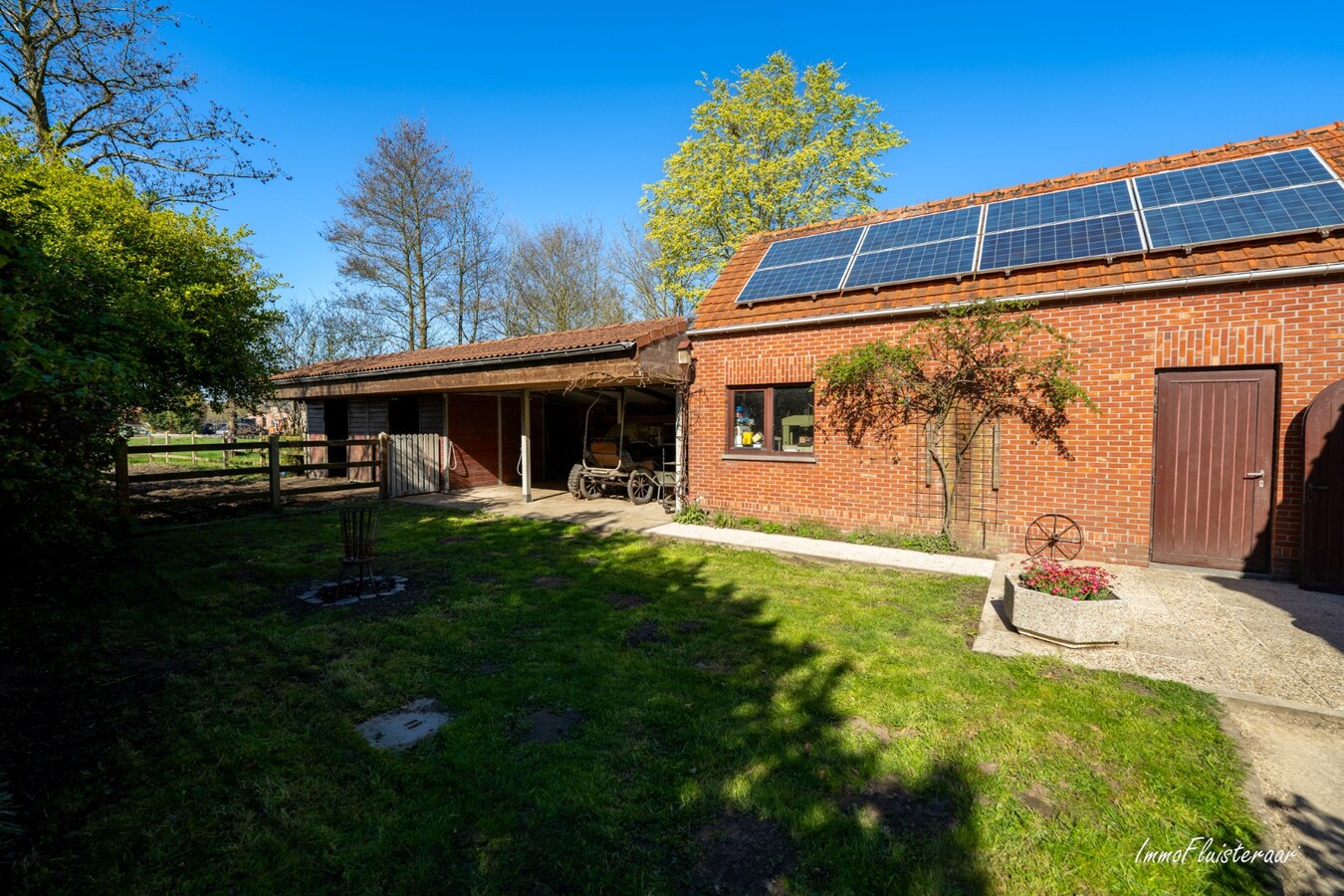 BEZOEKDAG OP 23 MEI VAN 10U TOT 14U. Landelijk gelegen woning met stallen en handig bijgebouw op ca. 7.025 m² (Optie aankoop extra aanpalend weiland van 5.735 m2) 