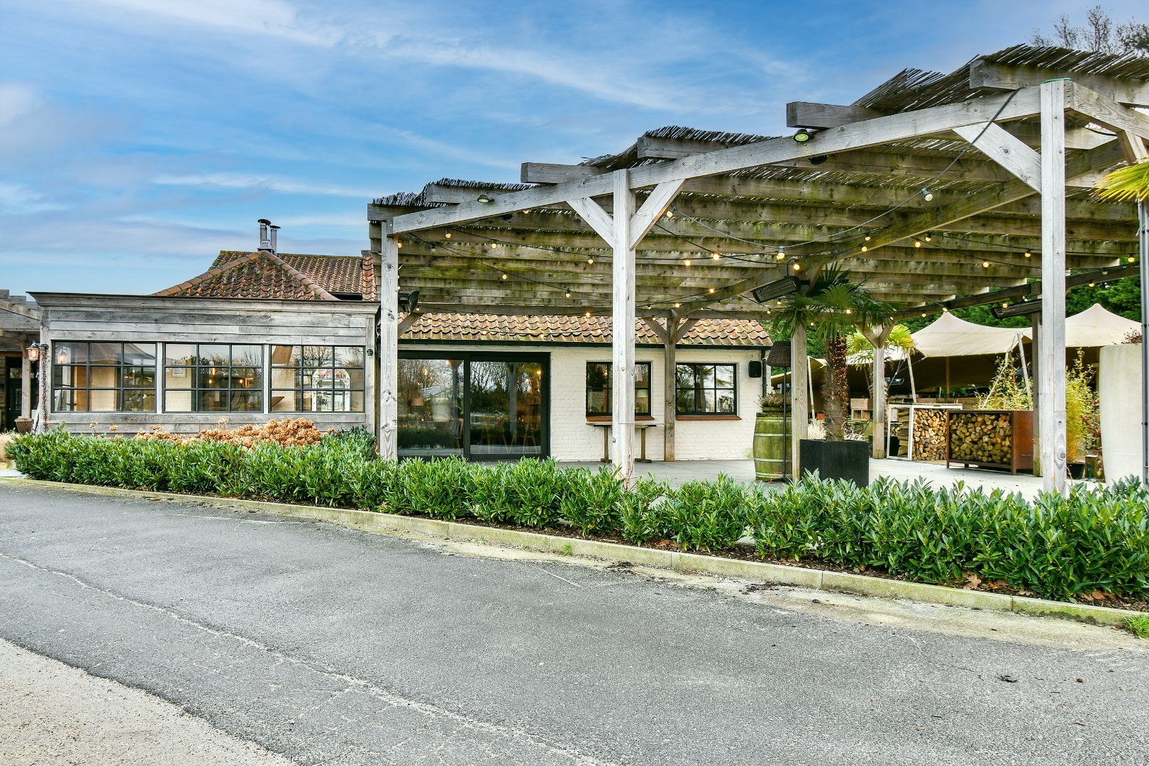 Exclusief domein met restaurant/feestzaal en luxueuze woning op 5 Ha te Torhout 