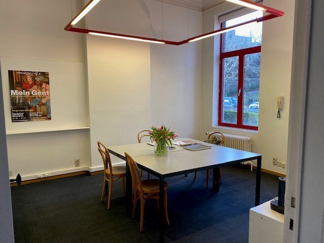 Gelijkvloerse kantoorruimte in een karaktervol herenhuis. 