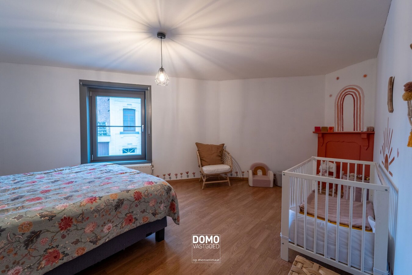 RUIME, INSTAPKLARE EN GERENOVEERDE WONING MET KANTOORGEBOUW INCLUSIEF PARKEERGELEGENHEID, TUIN EN ZWEMBAD TE MIELEN BOVEN AALST (GINGELOM) 