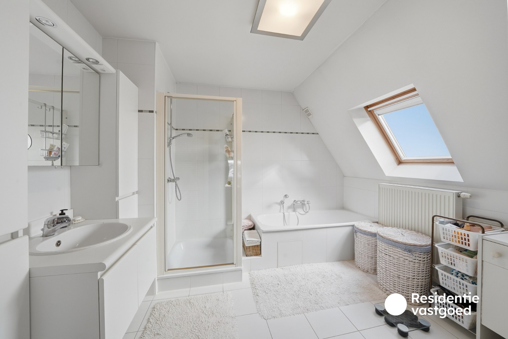 Ruim en lichtrijk duplexappartement met garage en twee terrassen in centrum Eernegem 