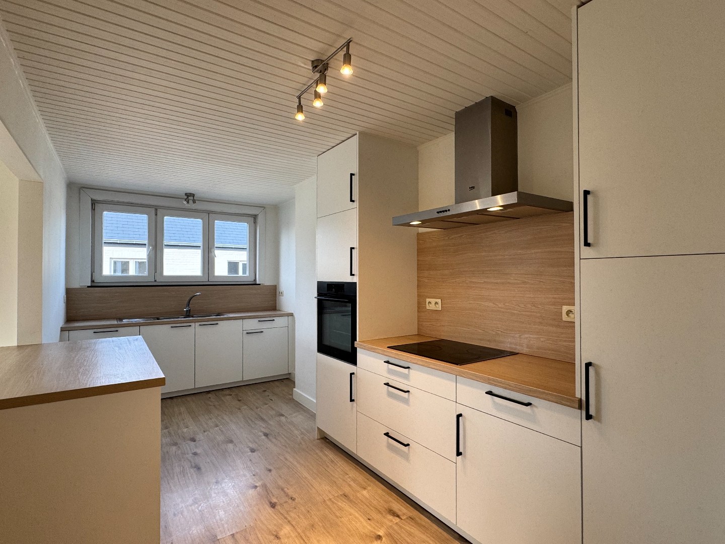 Verzorgd appartement met 2 slaapkamers en garage. 