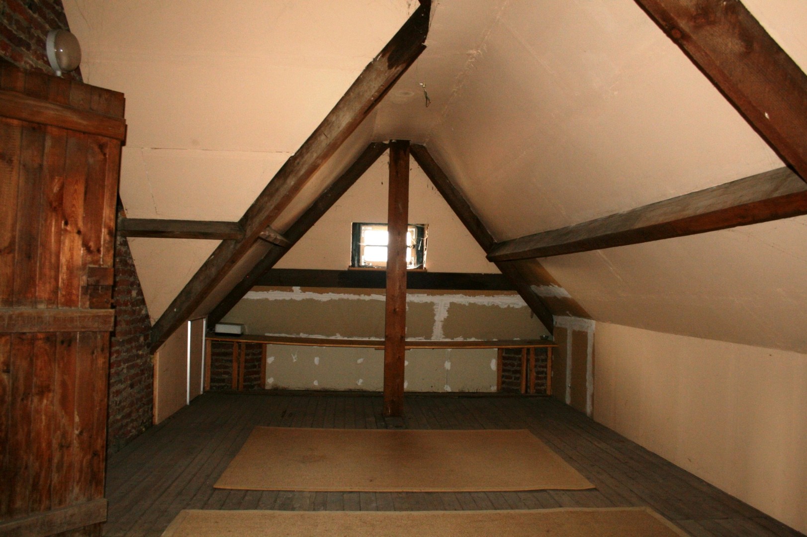 RUIME WONING MET GROTE TUIN EN GARAGE 