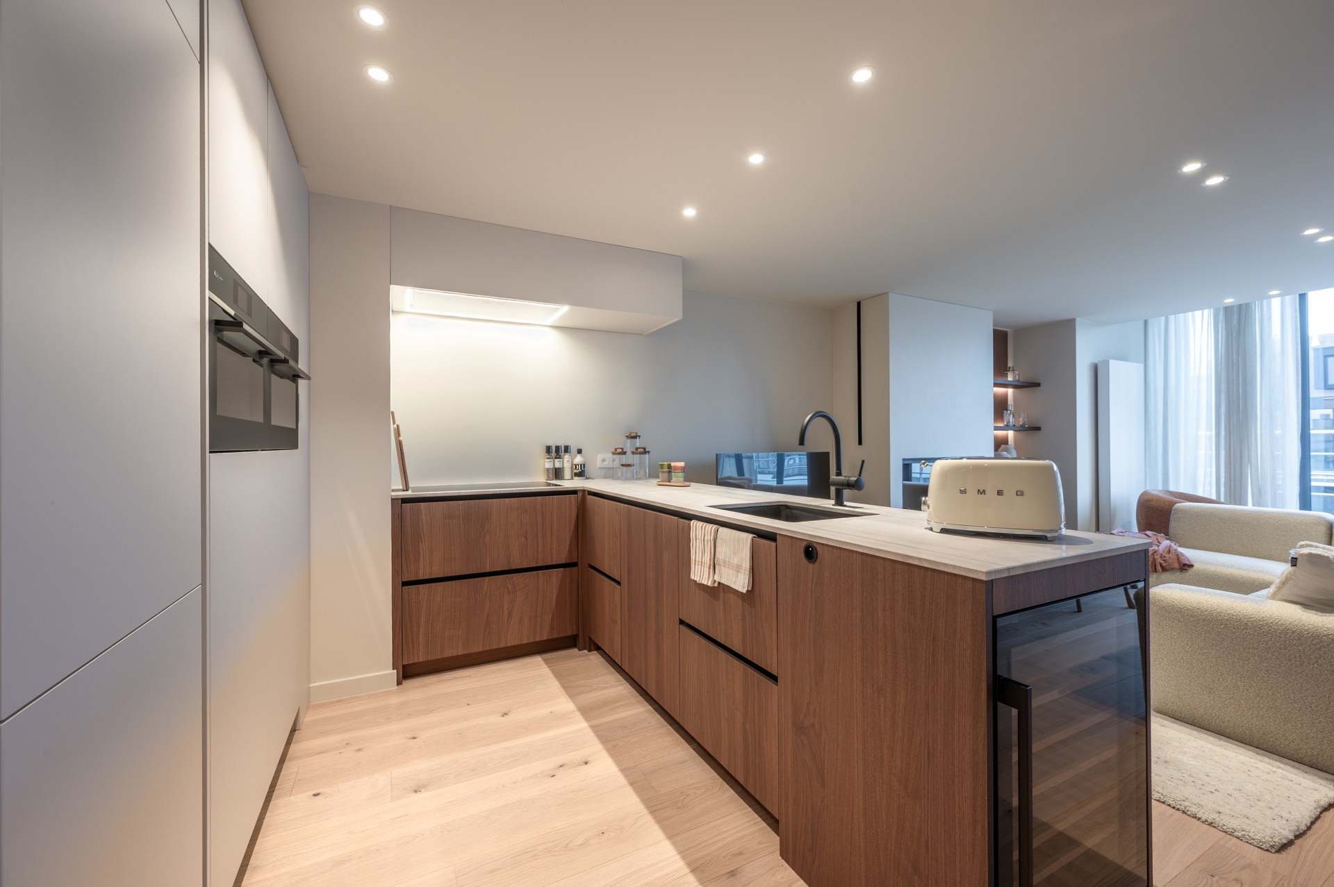 Appartement en duplex spacieux et rénové, orienté plein sud, situé dans un emplacement exceptionnel sur la Lippenslaan. 