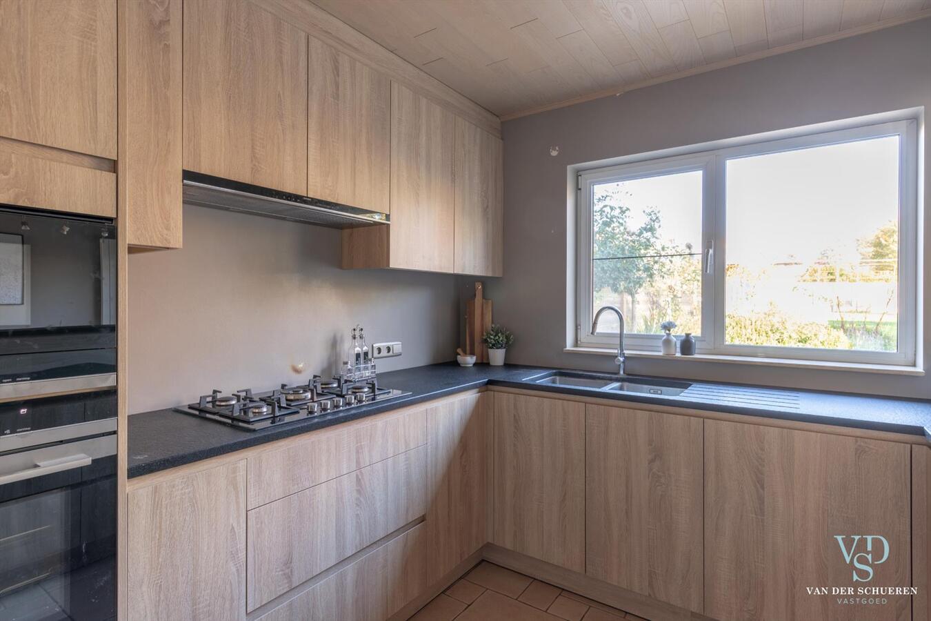 Praktische en degelijke woning in hartje Dikkelvenne . Bijzonder ruim ! 