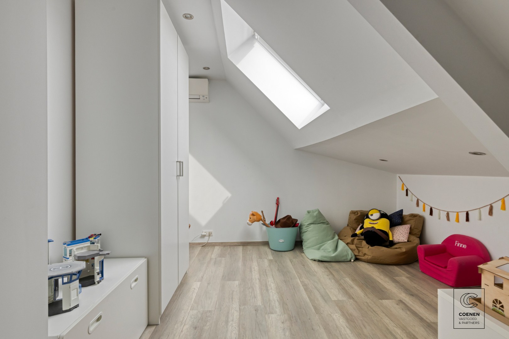 Gerenoveerde woning met 4 à 5 slpk's op een gunstige ligging te Oelegem! 