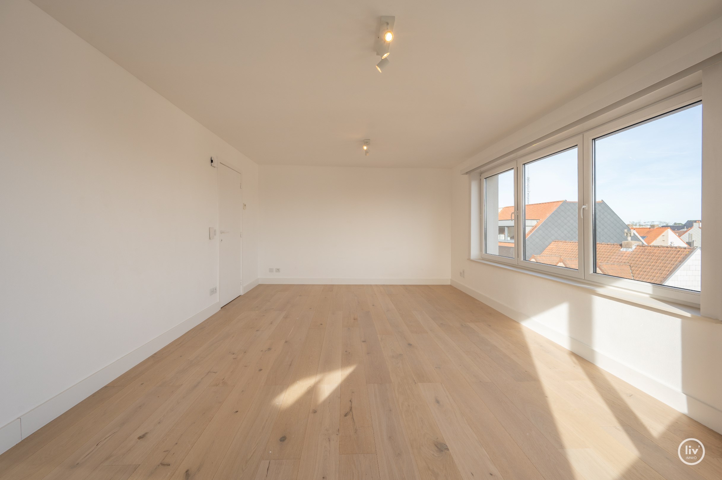 Ruim hoekappartement gelegen nabij de Lippenslaan, het station en Duinenwater. 