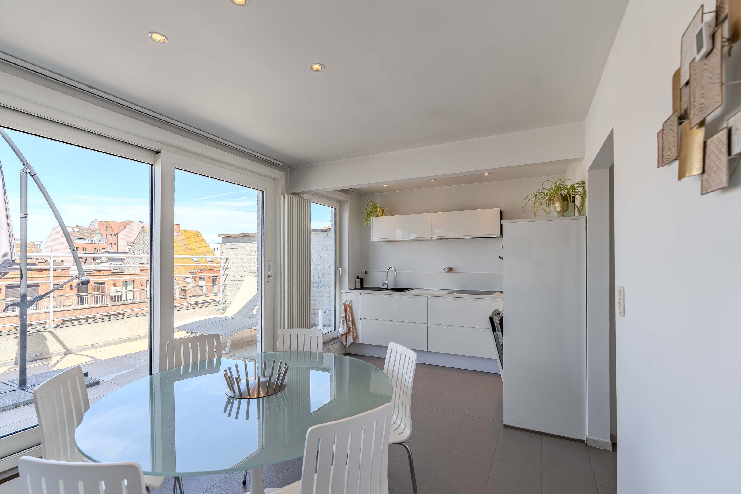 Schitterend penthouse met 2 slaapkamers, ruime terrassen en zijdelings zeezicht. 