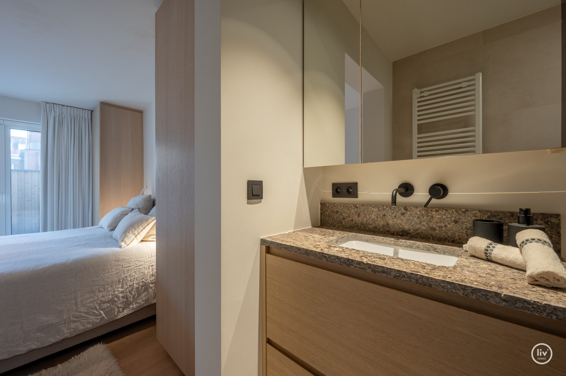 Prachtig ruim 2 slaapkamerappartement met mooie gevelbreedte en groot zonneterras op een topligging vlakbij de Dumortierlaan te Knokke. Garage mogelijk in het gebouw. 