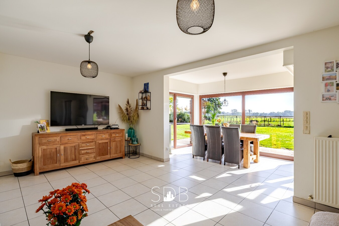 Hedendaagse woning met hippische accommodatie op 17.782m² 