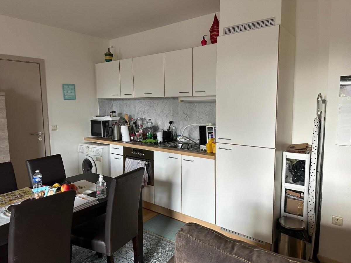 Lichtrijke serviceflat met zonnig terras, privé parking 