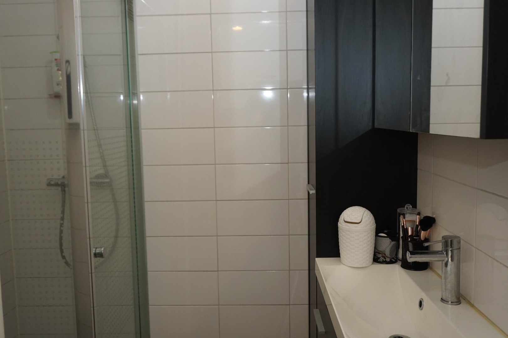 VERNIEUWDE STUDIO MET ZIJDELINGS ZEEZICHT IN CENTRUM OOSTENDE 